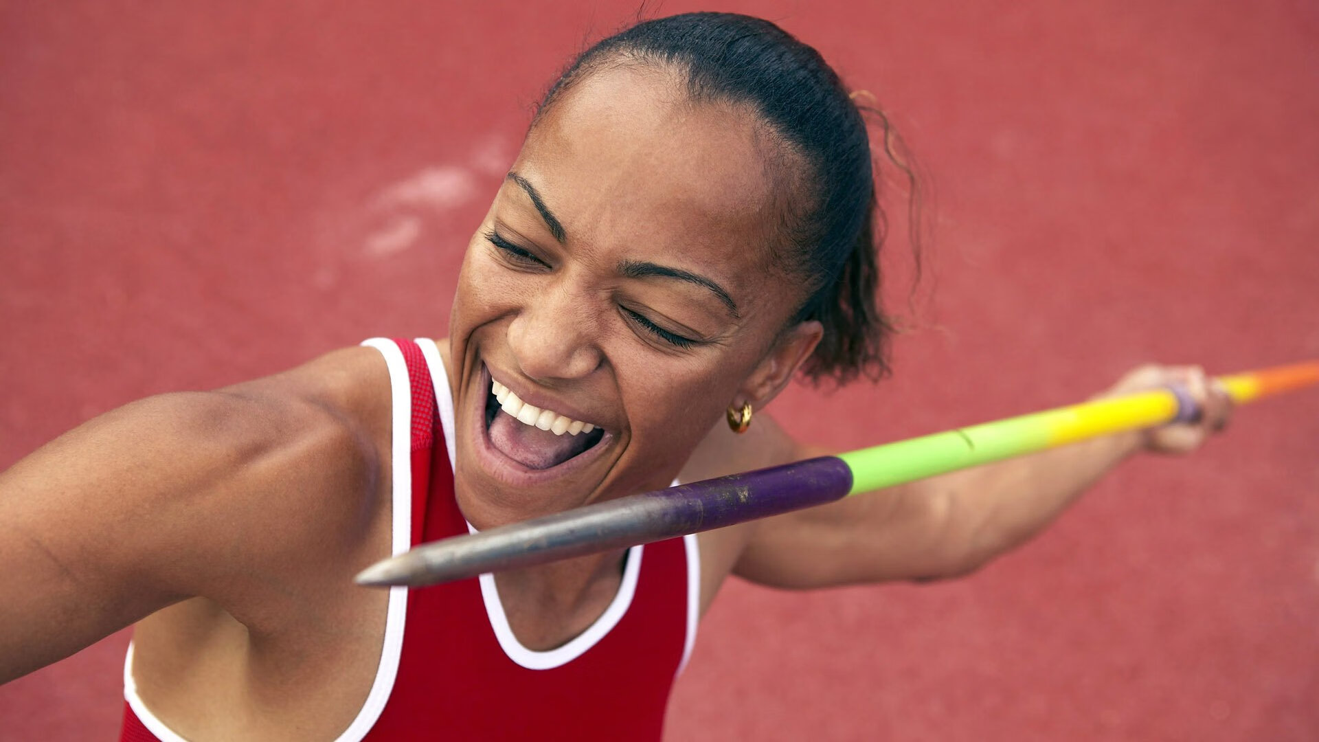 水上障碍跑竞速赛 选手踩浮板与充气岛在水面狂奔
